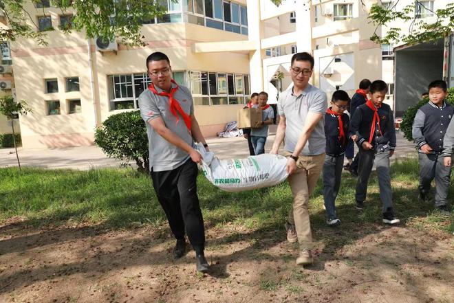 Dingtian Jinong donates nutritional fertilizers to Yangling High tech Primary School and continues to promote the Small Farmer Plan(图1)
