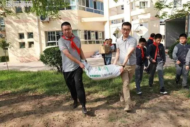鼎天济农向杨凌高新小学捐赠营养肥料，持续推进 “小农人计划”