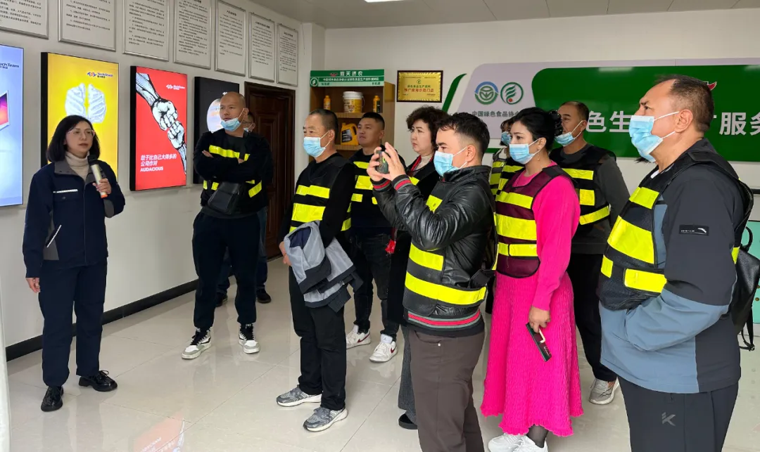 和田地区、库尔勒地区客户至鼎天济农杨凌研发生产基地参观学习(图2)